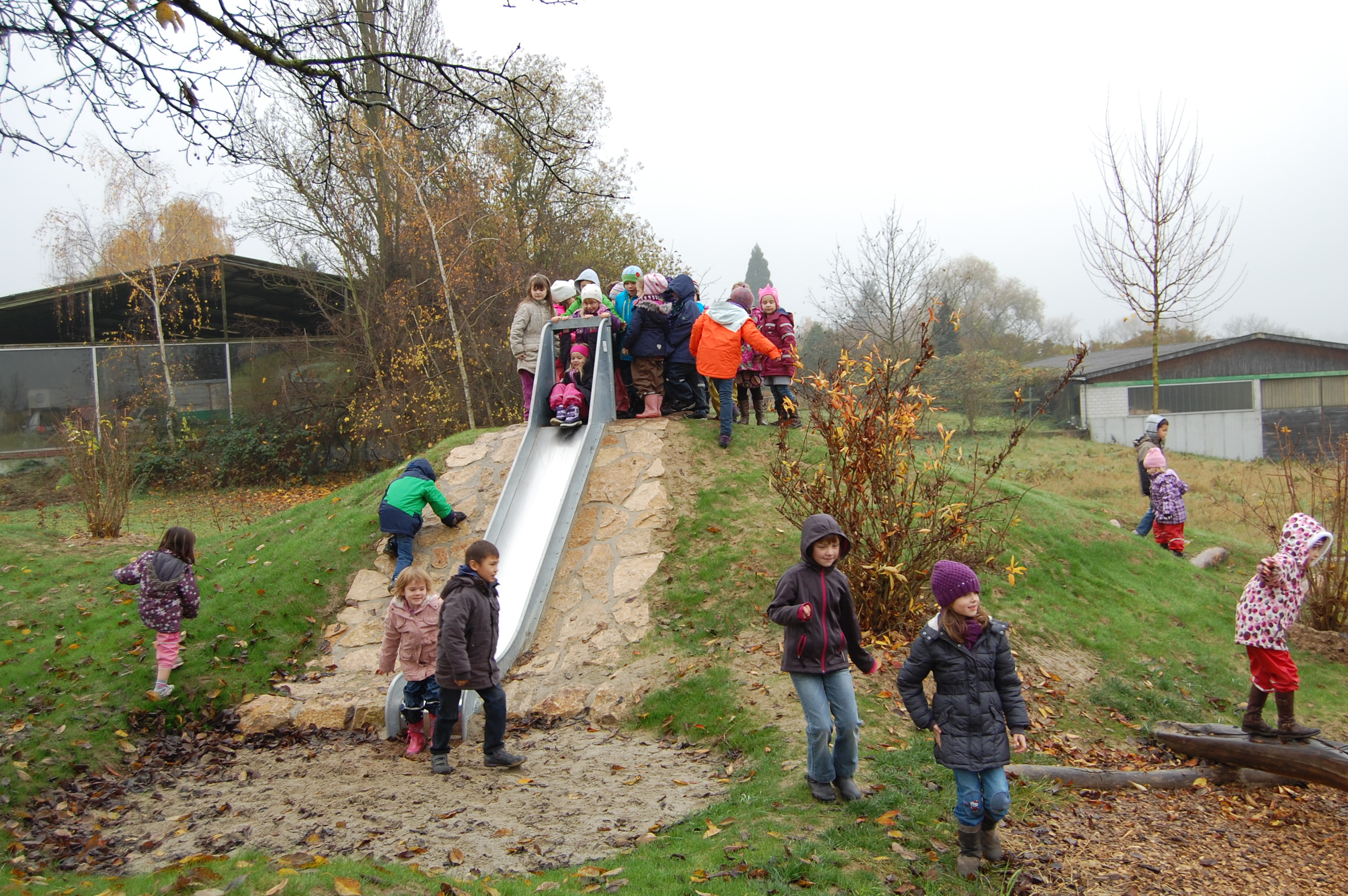 Gemeinde Rheinhausen: Einweihung des neuen Rutschenhügels auf dem